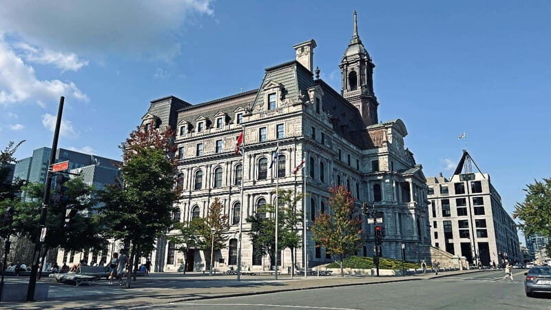 Montreal: Private 2h Walking Tour RESO and Old Montreal - Place d’Armes to Notre-Dame Basilica: the classic “Montreal” moment
