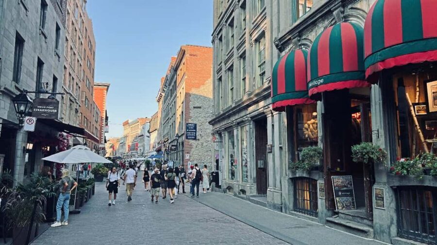 Montreal: Private 2h Walking Tour RESO and Old Montreal - Price and logistics: is $87 per person good value?