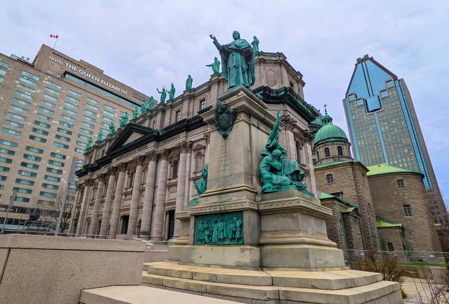 Montreal: Private Walking Tour of Downtown & Underground - Starting at 1155 Rue Metcalfe and Getting Oriented Fast