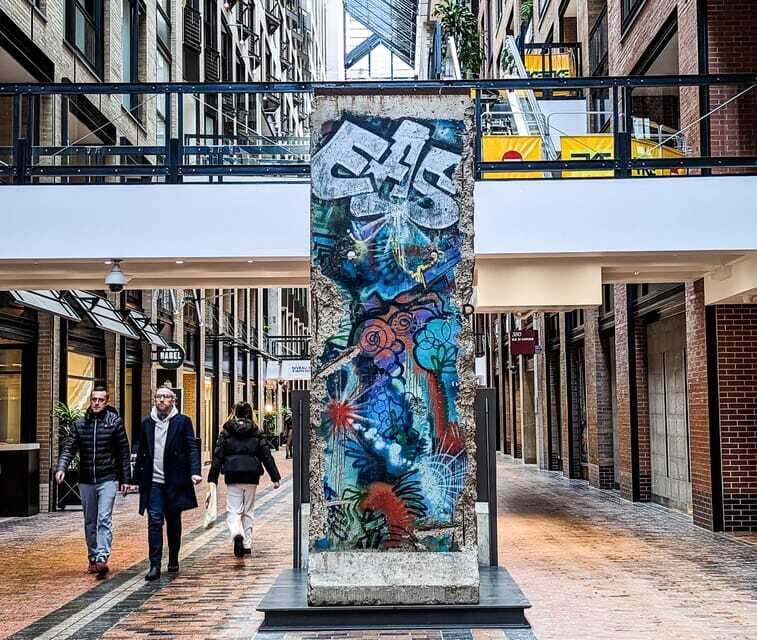 Montreal: RESO Underground City and Downtown Walking Tour - Underground-to-street transitions: how downtown landmarks fit in