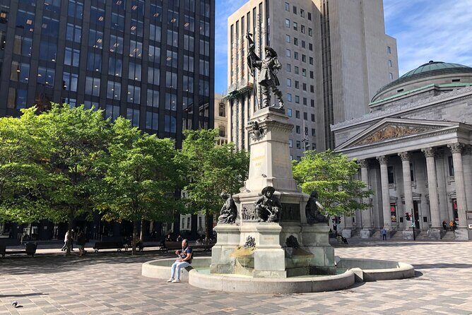Montréal Scavenger Hunt and City Highlights Walking Tour - How the app teaches you: hints, questions, and photo points