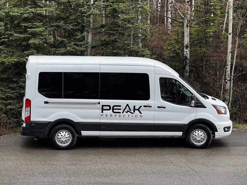 Moraine Lake and Iconic Sights of the Rockies Private Tour - Lake Louise: classic turquoise views with a guide’s context
