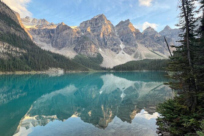 Moraine Lake, Lake Louise, and Lake Minnewanka Banff sunset Tour - In the van: air-conditioning, group limits, and how that affects your experience