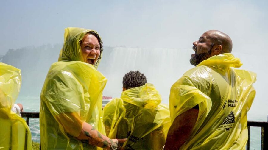 Niagara Falls: Feel the Mist Walking Tour - Walking the 2.5 km Route Without Feeling Rushed
