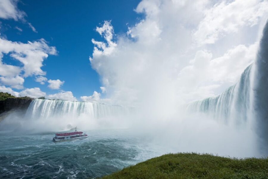 Niagara Falls Scenic Day Tour from Toronto Airport Pickup - Queenston Heights Battle Grounds: Scenic History on the Way Back