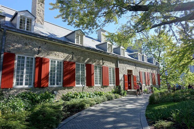 Old Montreal: Self-Guided Tour from Place D‘Armes to Old Port - Notre-Dame Basilica: When the Audio Helps You Look Up
