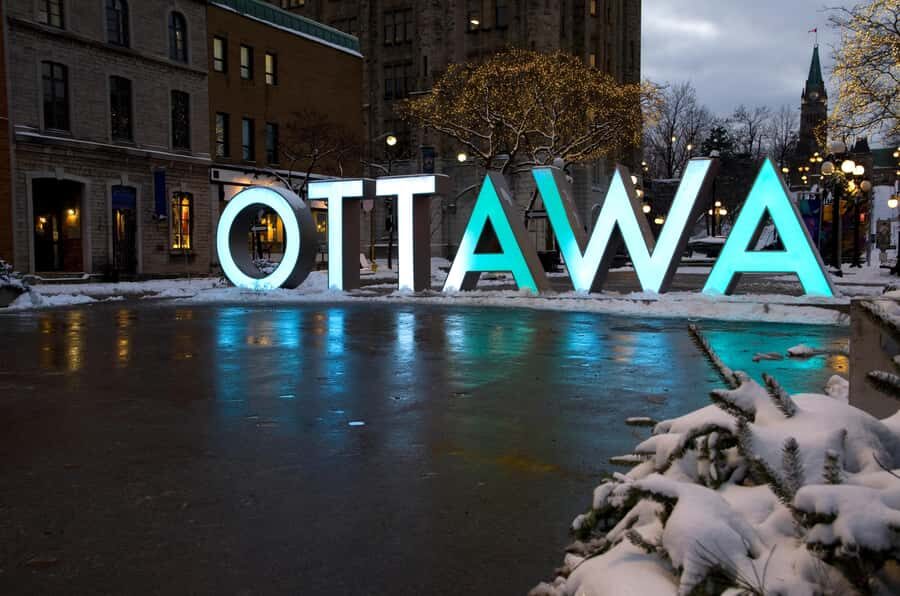 Ottawa: ByWard Market Food Tour with 7 Local Tastings - BeaverTails Start: A Warm, Golden Ottawa Classic
