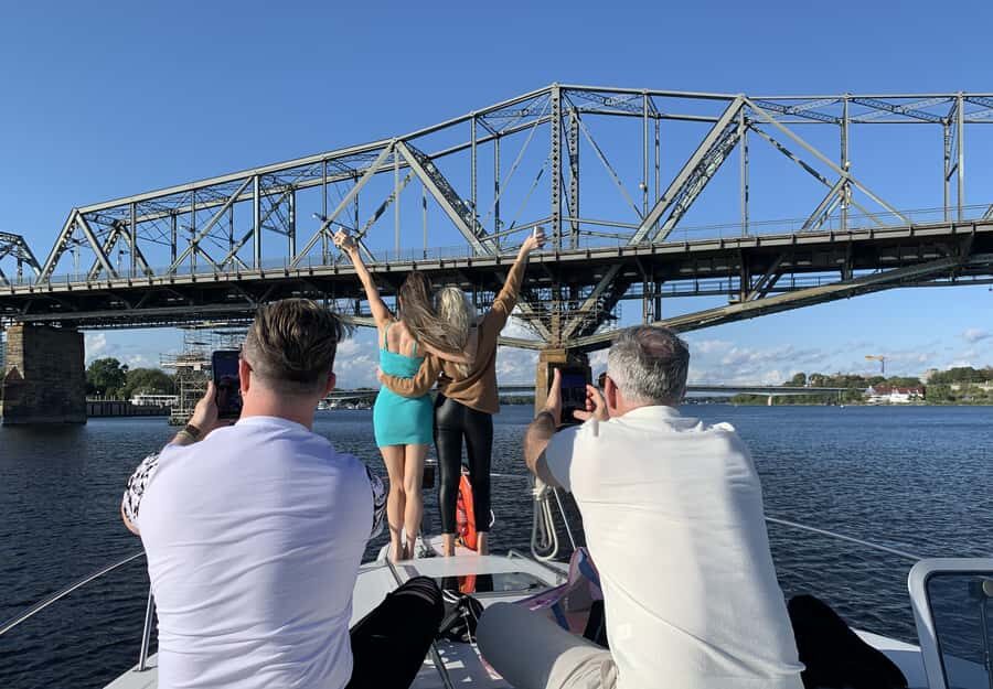 Ottawa: Downtown Yacht Cruise - Wed-Sun @ 6PM - 75 Minutes - Drinks, Music, and No Narration: How to Enjoy It
