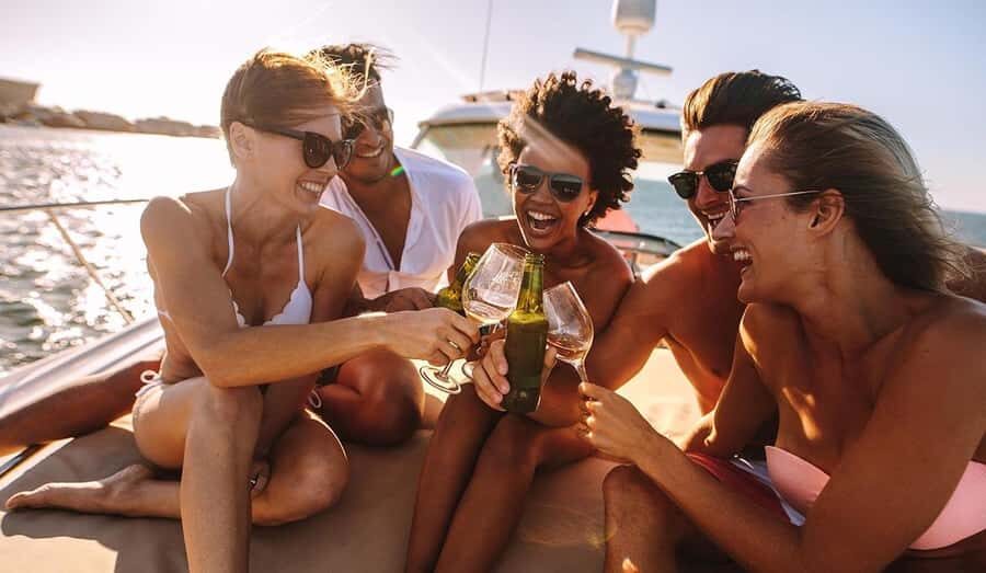 Ottawa: Downtown Yacht Cruise - Wed-Sun @ 6PM - 75 Minutes - Boat Setup: A Stable Yacht, Not a Party Platform