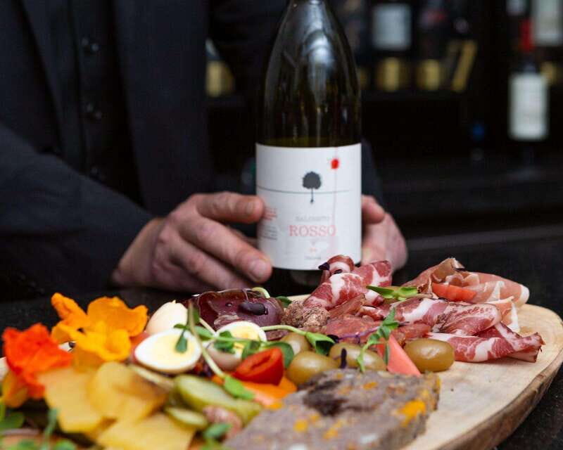 Ottawa: Local Wine and Cider Tour - The Totem Pole meeting point and what to look for