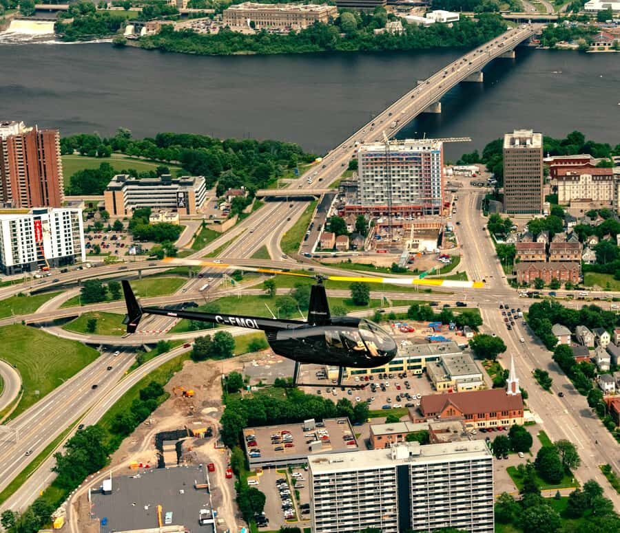 Ottawa: Panoramic helicopter flight (Gatineau Park + downtown) - Pilot commentary: the difference between seeing and understanding