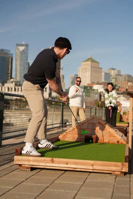Outdoor mini golf in Montreal - Outdoor mini golf in the Old Port: where the views do half the work