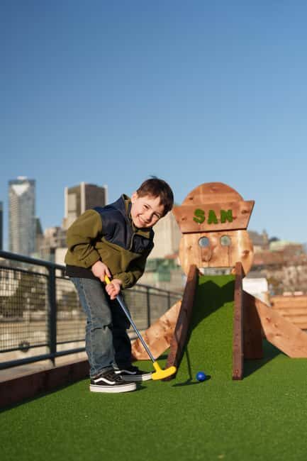 Outdoor mini golf in Montreal - Accessibility and rules that affect your experience