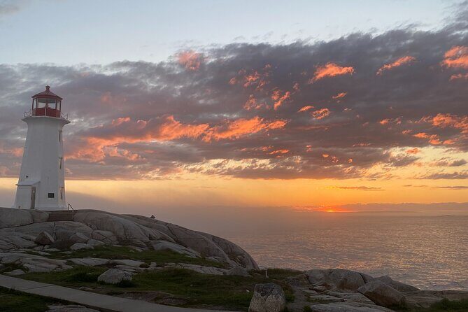 Peggy's Cove Sunset tour - The guide factor: what makes the evening feel better