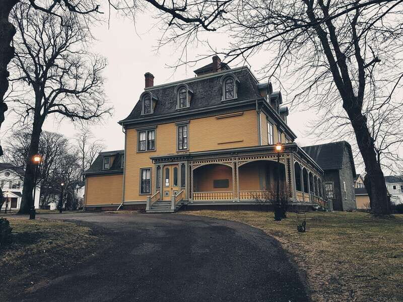 Prince Edward Island: Small Group Charlottetown Walking Tour - Meeting Your Guide at Founders Hall and Setting the Tone