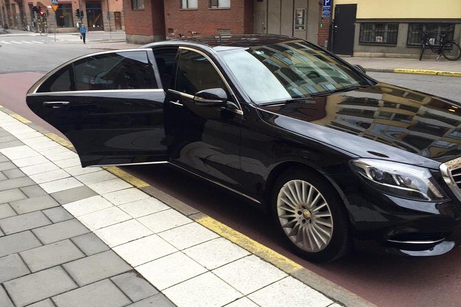 Private Arrival Transfer - YYZ Airport to Toronto Downton Hotel & Accommodations - Why a private sedan beats taxi lines at Pearson