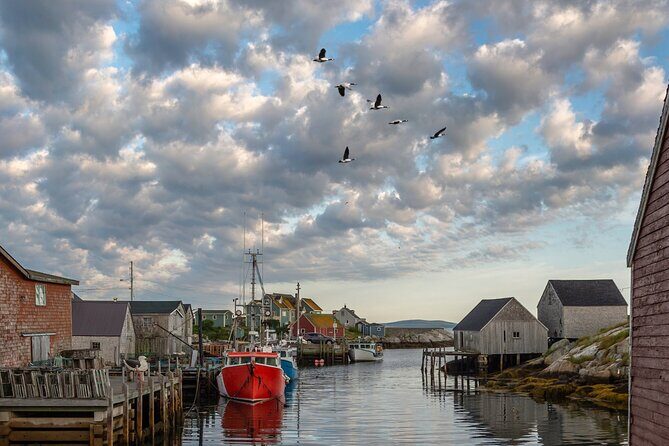 Private Peggy's Cove Lighthouse Tour from Halifax - Timing your lighthouse stop like a local photographer