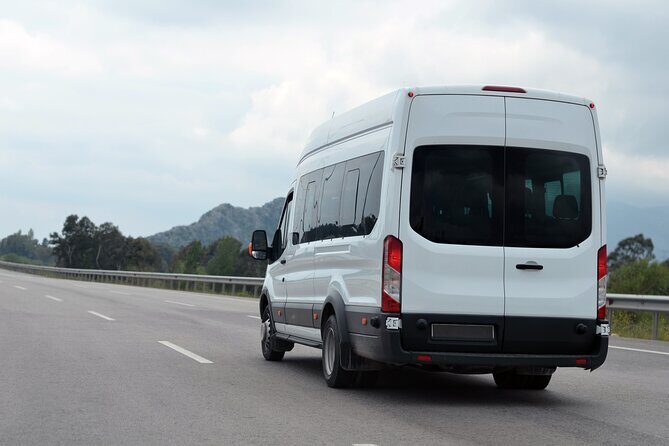 Private Shuttle Big White to Kelowna - Meeting in Kelowna: Kelowna International Airport as a key anchor point