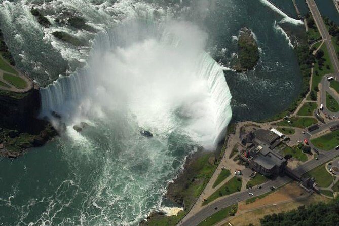 Private Tour: Romantic Niagara Falls Helicopter Flight - Standard vs Deluxe: the real choice is time and the sparkling wine moment