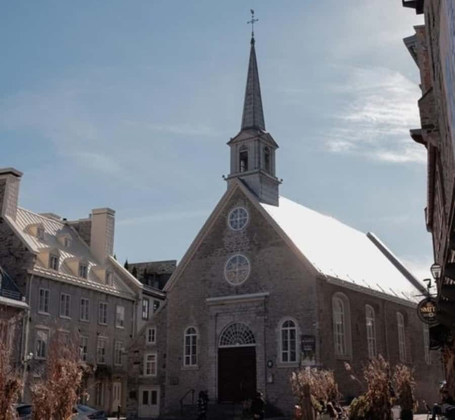Quebec : Best Street Food Tour With A Local Guide - City Hall of Quebec City stop: photos, guidance, and the first planned tasting