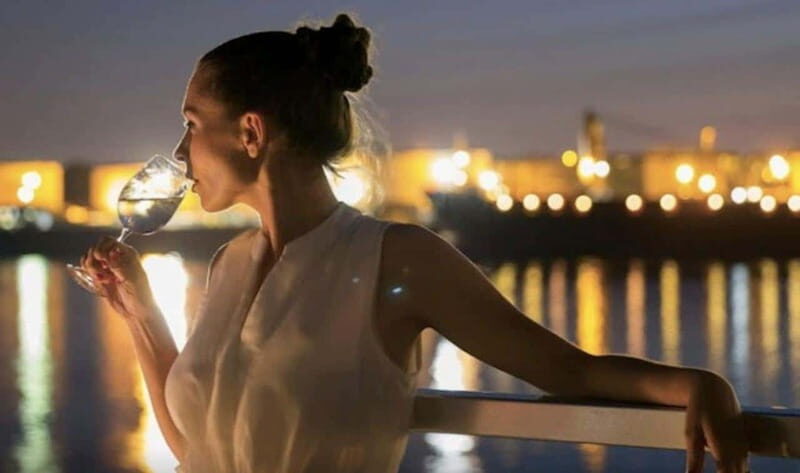 Québec City: 2-Hour Cocktail & DJ Evening Cruise - What the onboard setup means for your comfort