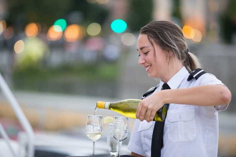 Québec City: 3 or 5-Course Dinner Cruise with DJ & Dancing - Timing: how dinner and dancing are staged