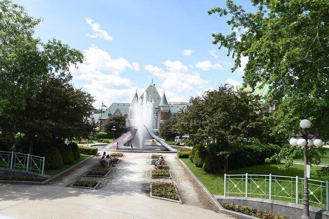 Quebec City: Double Decker Express Tour - Grande-Allée and Place d’Youville: Street-Level Classics Without the Long Walk