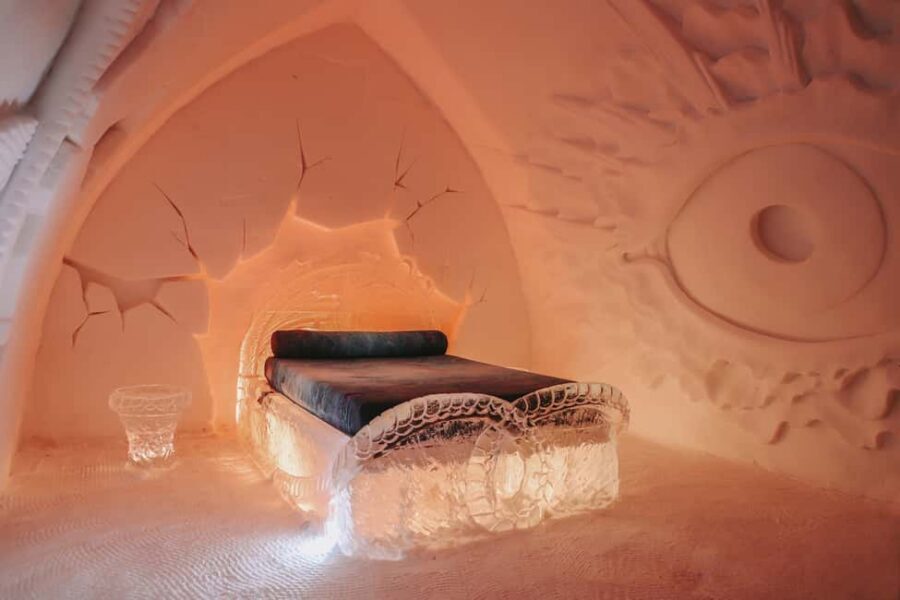 Quebec City: Hôtel de Glace (ice hotel) Overnight Experience - Dinner window and central bar entertainment: plan your extras
