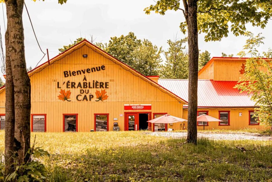 Quebec City (Lévis): self-guided sugar shack tour + meal + maple taffy - Entering Érablière du Cap: meeting time, forest setting, and cell-data self-guiding