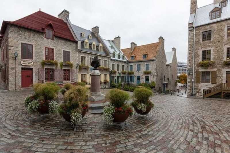 Quebec : Old Town Walking Tour With A Local Guide - Place de l’Hôtel de Ville: getting oriented while you walk
