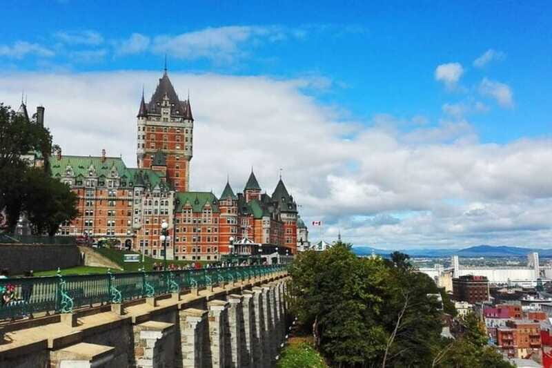 Quebec: Private custom tour with a local guide - Your first moments: photo stop and orientation on foot