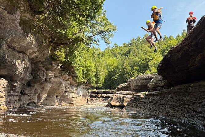 Quebec: Rafting or kayaking – Jacques-Cartier Canyon - Entering the Jacques-Cartier Canyon: raft vs kayak for different thrill levels