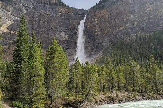 Rockies Grand Advanture: Moraine & Louise Lakes, Waterfall Tour - Stop 2: Lake Louise, emerald water, and that famous glacial look