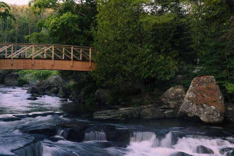 Saint-Sauveur: relaxation session in a Nordic thermal spa - Your one-day flow: lockers, thermal stops, and the outdoor river view