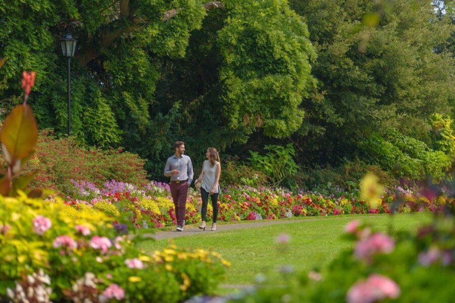 Seaside homes and Gardens Tour - Who This Tour Suits Best in Your Victoria Schedule