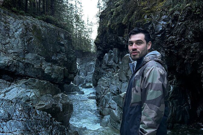 Shannon fall, Quercus Point and Squamish city Private tour - Stop 1: Shannon Falls Provincial Park and that 335-meter drop
