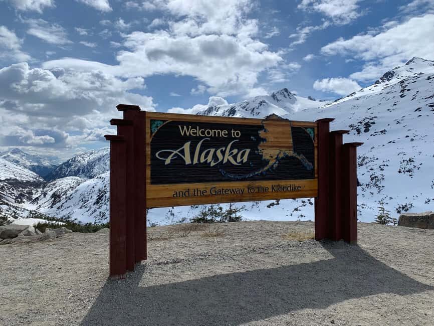 Skagway: Yukon Discovery Tour - Emerald Lake and the Welcome to Alaska Sign Photo Stop