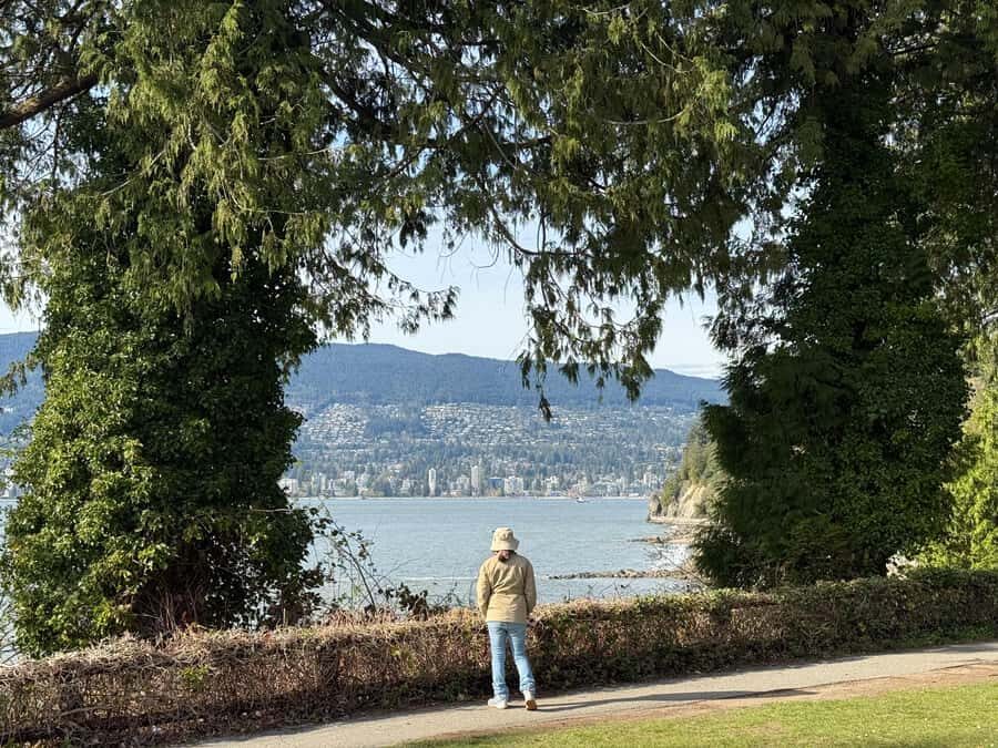 Stanley Park CarTour:SmallGroup/Comfort&CheaperThan BikeTour - Pickup and the downtown-to-Coal Harbour warm-up drive