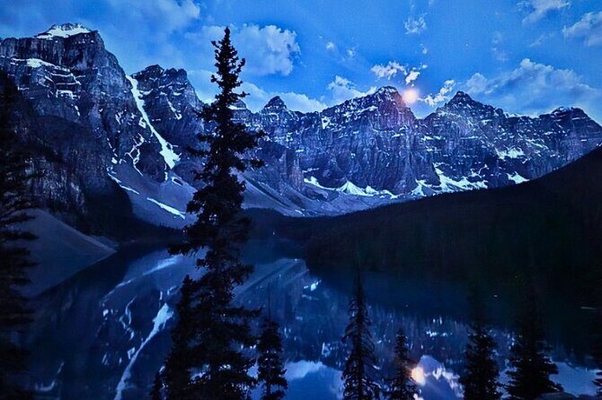 Sunset at Moraine Lake & Stargazing Tour from Canmore/Banff - Morant’s Curve: A Short Photo Stop With Big Payoff
