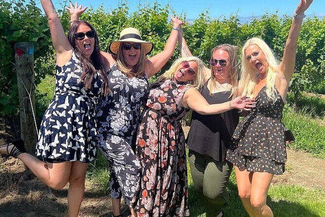 Sunset Niagara-on-the-Lake Small Group Wine Tour with Dinner - How the guide experience makes tastings easier (not intimidating)
