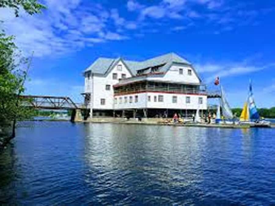 Swim and Bike River House/Rockcliffe - Rideau Hall by bike: capital sights at an easy start