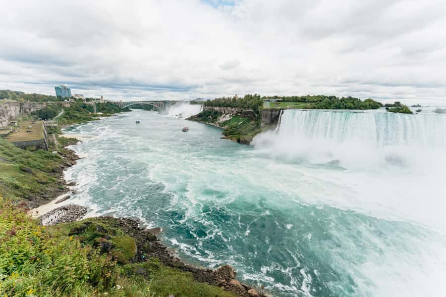 Toronto: Falls Day Tour with Boat Cruise & Niagara-the-Lake - The 90-minute Niagara Parkway drive: your photo list before the falls