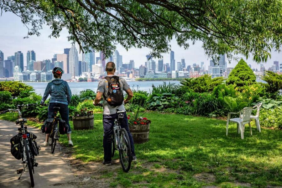 Toronto Islands: Sunrise Breakfast Bicycle Tour - The return by ferry and the last bike stretch into the city