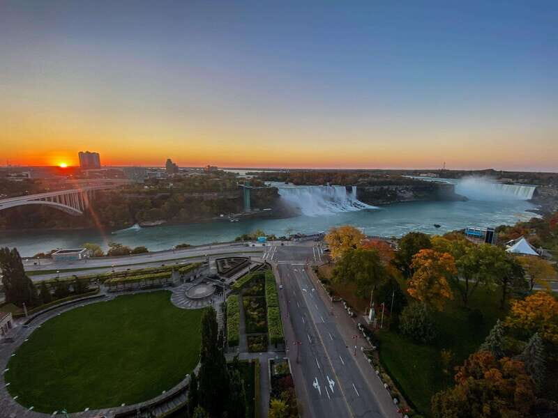 Toronto: Niagara Falls Day Tour with Niagara City Cruise - Group size and guide vibe: getting more than a script