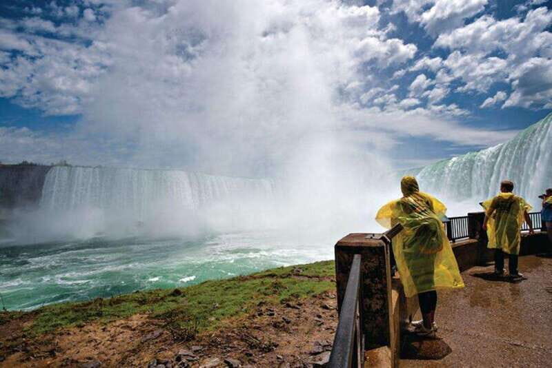 Toronto: Niagara Falls Day Tour with Niagara City Cruise - Maple syrup, Chocolate, and fudge tasting: the sweet break that fits the day