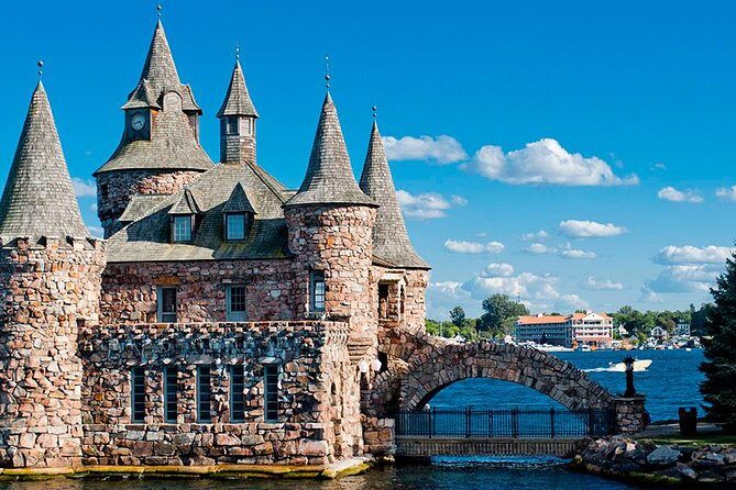 Toronto, Niagara Falls & Thousand Islands VIP 2–Day Trip - Ripley’s Aquarium after lunch: biggest indoor stop with extra admission