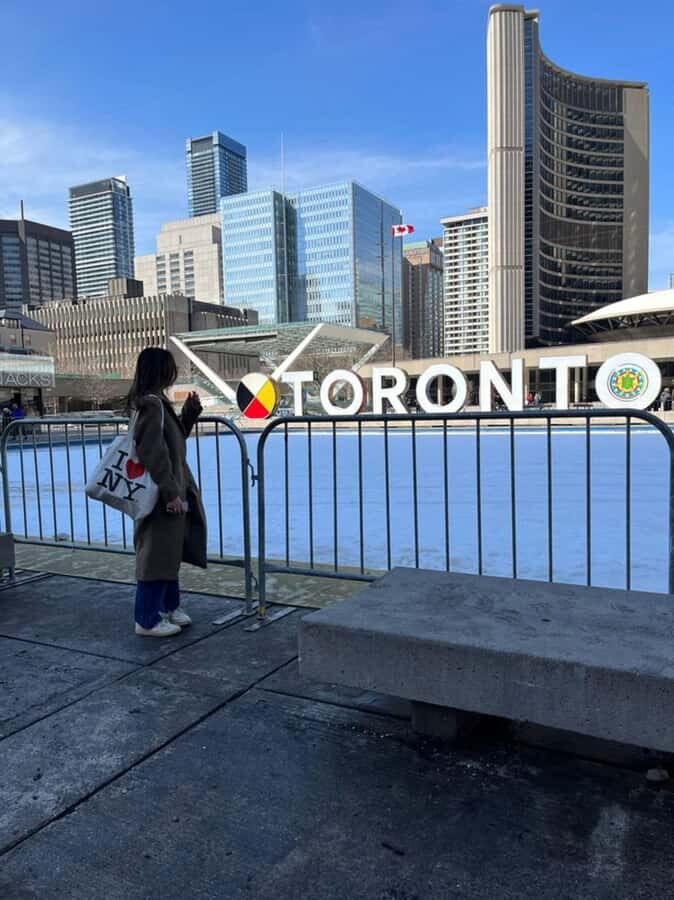 Toronto – Private 2-Hour Photoshoot with a Pro Photographer - Route Choices: CN Tower, Harbourfront, Graffiti Alley, and City Corners