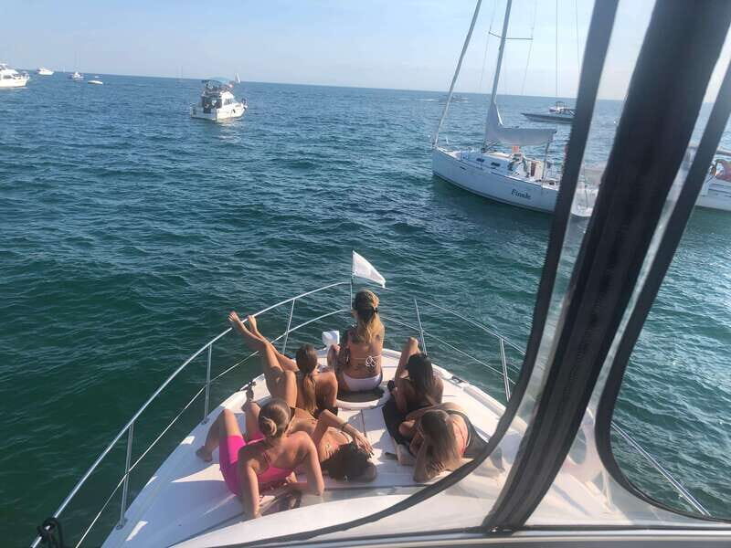 Toronto: Private Luxury Yacht Sightseeing Cruise & Prosecco - Price and value at about $109 per person: when it’s a yes