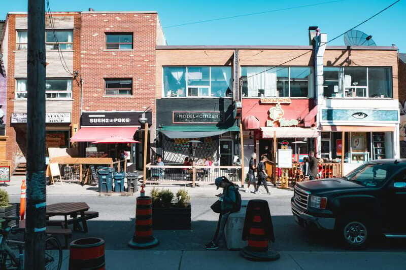 Toronto: Private Small Group City Tour with Local Guide - Harbourfront and the Art Gallery of Ontario: lake views without planning