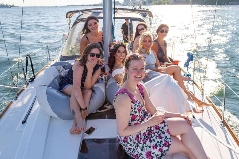 Toronto: Sailing Yacht Cruise of Toronto Harbor and Islands - Comfort on Deck: Seating Choices, Barefoot Policy, and Bathroom Access